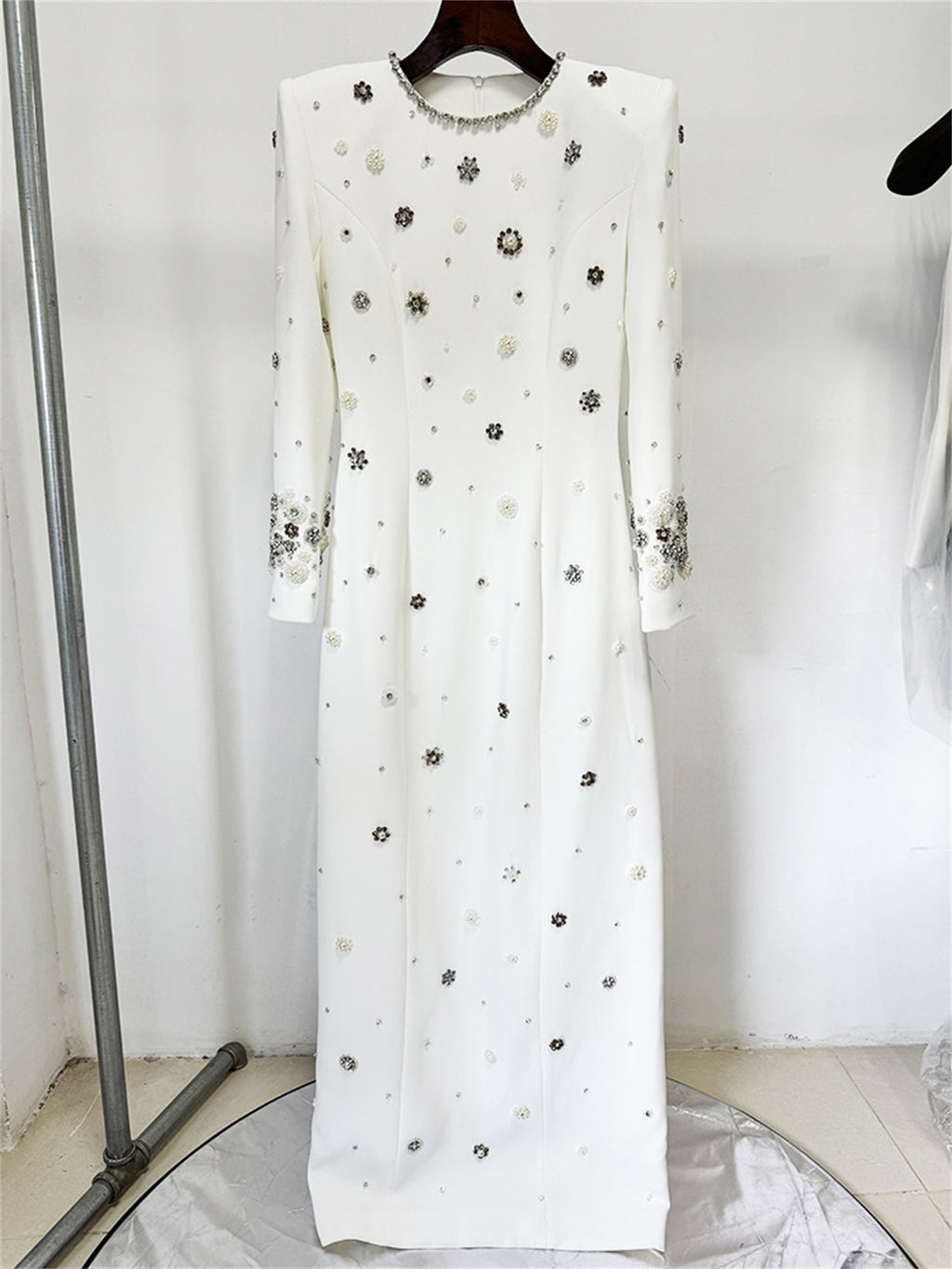 Elegant Beaded Cocktail Dress Crew Neck Slim Fit Midi Dress for Special Occasions